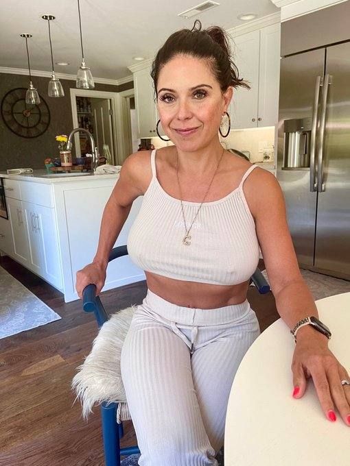 Independent hot 🥵 mom available for 😍 Massage Therapist🔥🔥Nuru Body Massage😋😋 😋😋For a limited time🔥🔥 Text me :5012515239 - Image 2